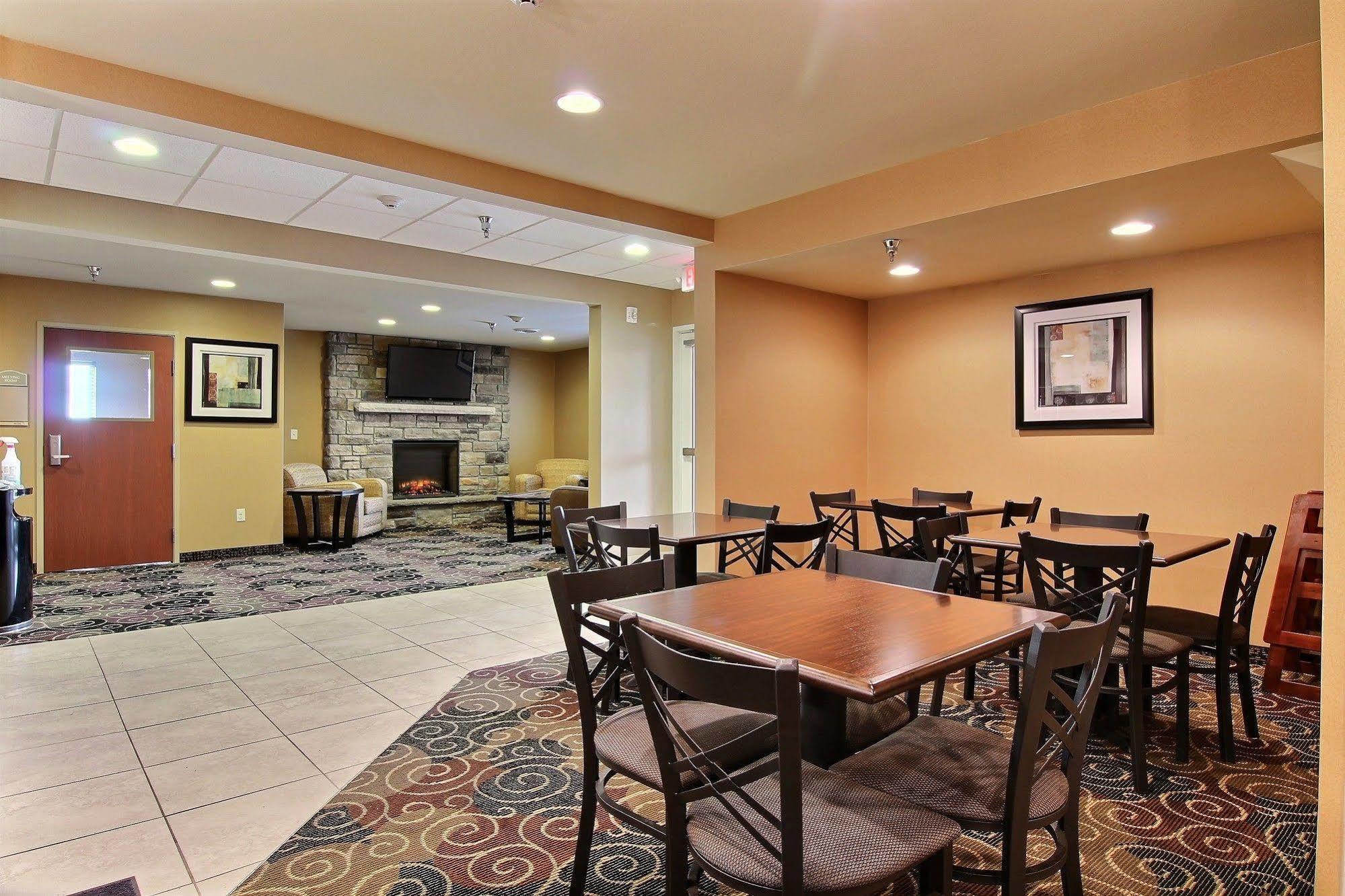 Amerivu Inn And Suites - Crookston Eksteriør billede