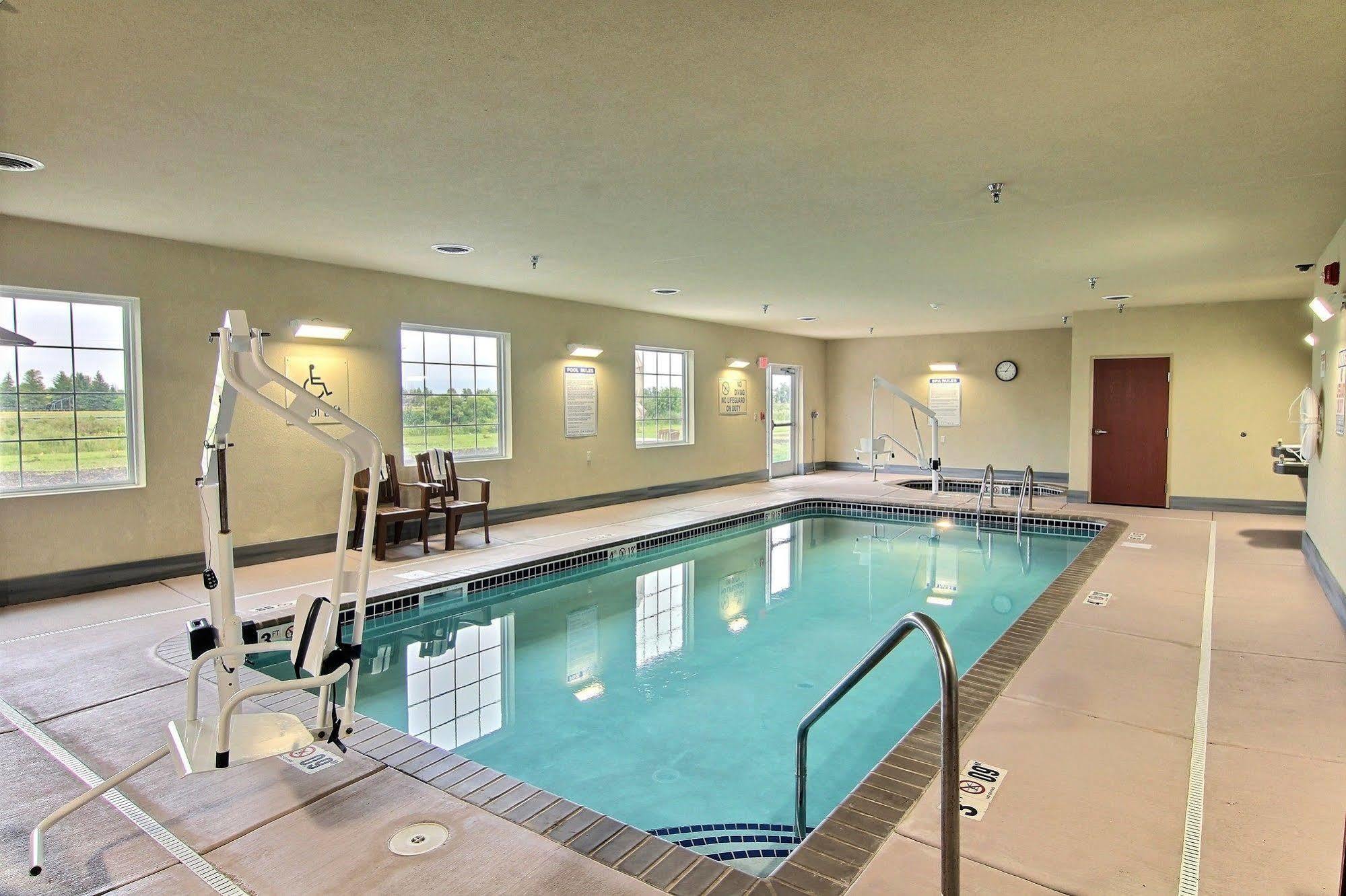 Amerivu Inn And Suites - Crookston Eksteriør billede